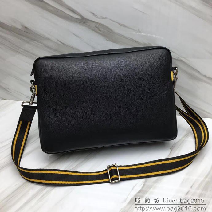 GlVENCHY紀梵希 29917 倒立白字黑色配紅 男款 單肩斜挎包  tsg1000